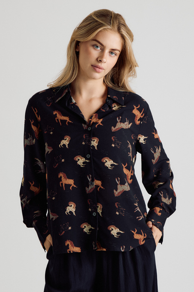 HORSE PRINT BUTTON DOWN SHIRT